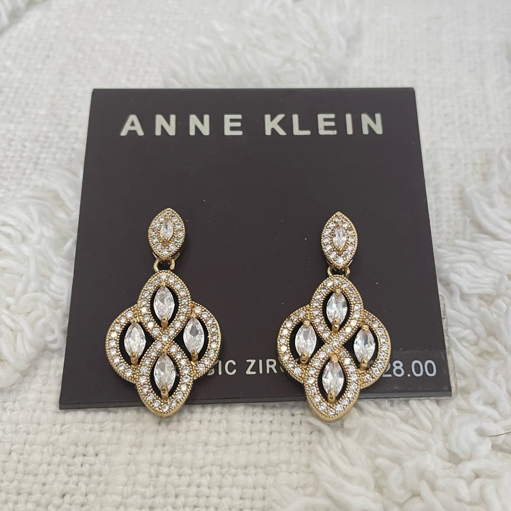 NEW • Earrings • NEVER USED
